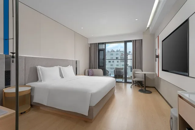 غرفة قياسية بسرير كينج بشرفة، Holiday Inn Express Lijiang Ancient Town by IHG 1/4
