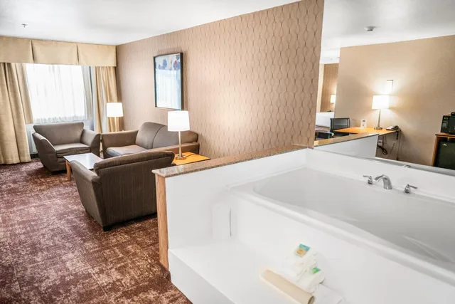 غرفة بسرير كينج بجاكوزي، Crystal Inn Hotel & Suites West Valley City 4/8