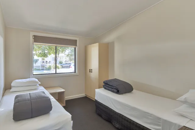 Avalon, Cabin, Queen and Twin Beds, Accessible، Nrma Sydney Lakeside Holiday Park 3/4