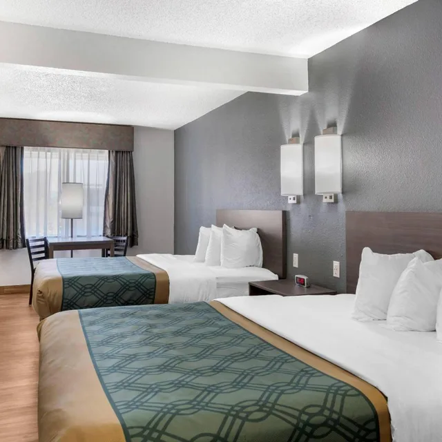 غرفة بسرير كينج وسريرين كوين، Econo Lodge Inn & Suites Socorro NM 3/5