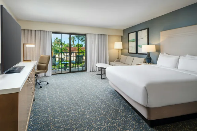 غرفة بسرير كينج بإطلالة جزئية على البحر، Hilton Santa Barbara Beachfront Resort 1/3