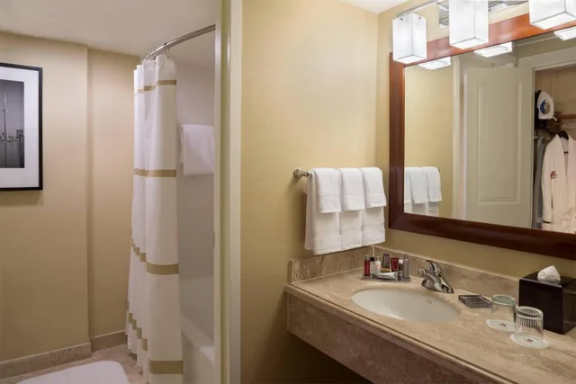 Guest Room, 2 Queen Beds, Concierge Level، Toronto Airport Marriott 3/6