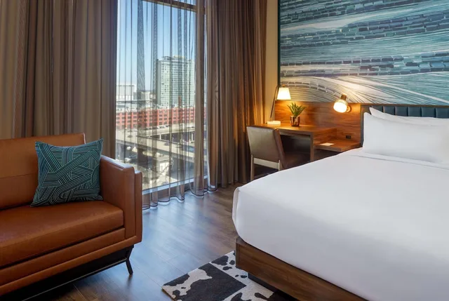 غرفة ديلوكس بسرير كينج، Caption by Hyatt Downtown Nashville The Gulch 1/6