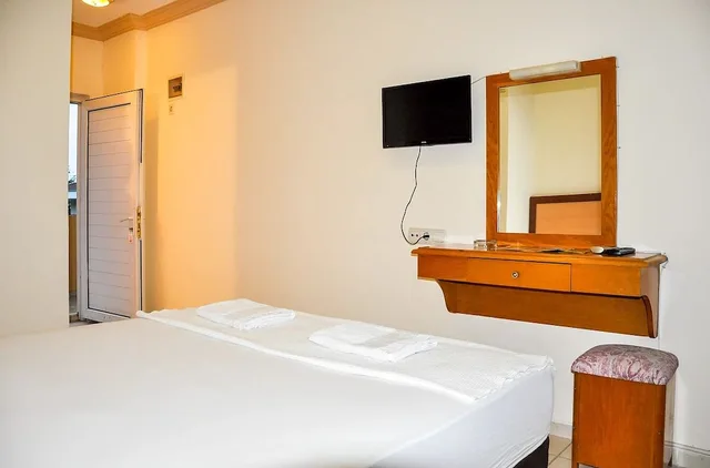 غرفة ثلاثية، Caner Hotel 3/4