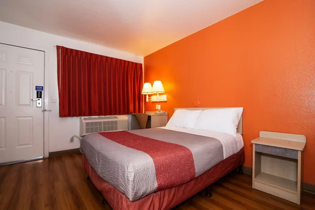 غرفة قياسية بسرير كينج، Motel6 Belmont, CA San Francisco Redwood City 2/10
