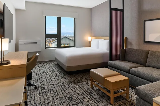 غرفة بسرير كينج مع أريكة، Hyatt House At Ho'Opili 2/4