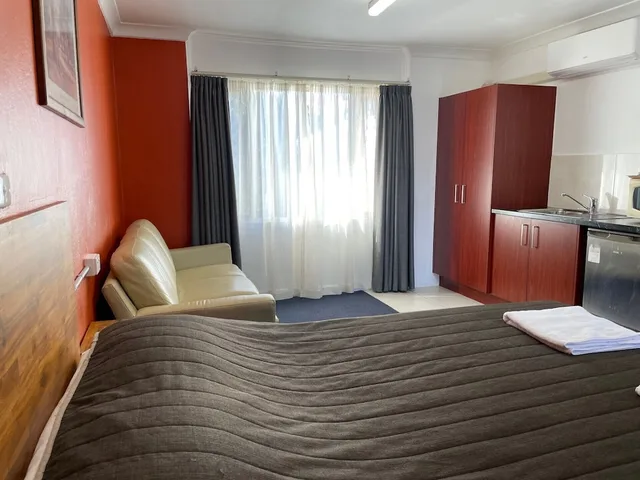 غرفة بسرير كوين، Homestead Motel 3/5