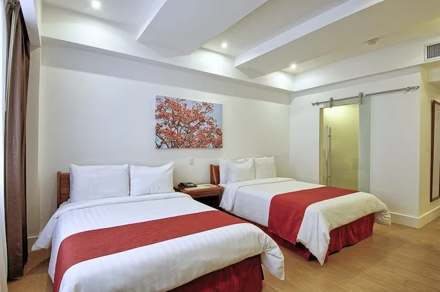 Plus, Superior, Queen Bed, Balmoral Hotel 3/5