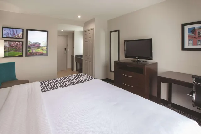غرفة بسرير كينج، La Quinta Inn & Suites by Wyndham New Cumberland-Harrisburg 2/8