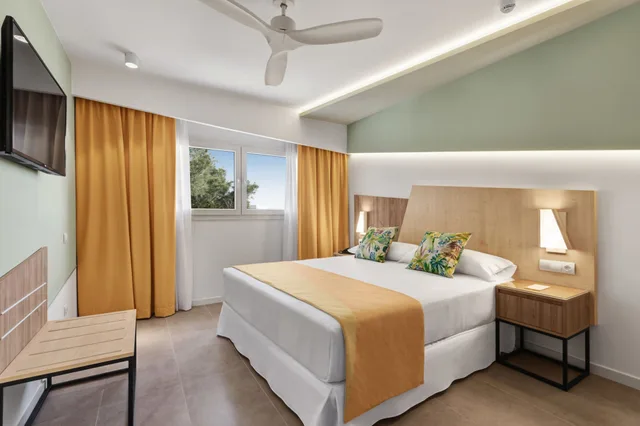 غرفة سوبيريور بسرير كينج بشرفة مع أريكة، Riu Playa Park 1/2