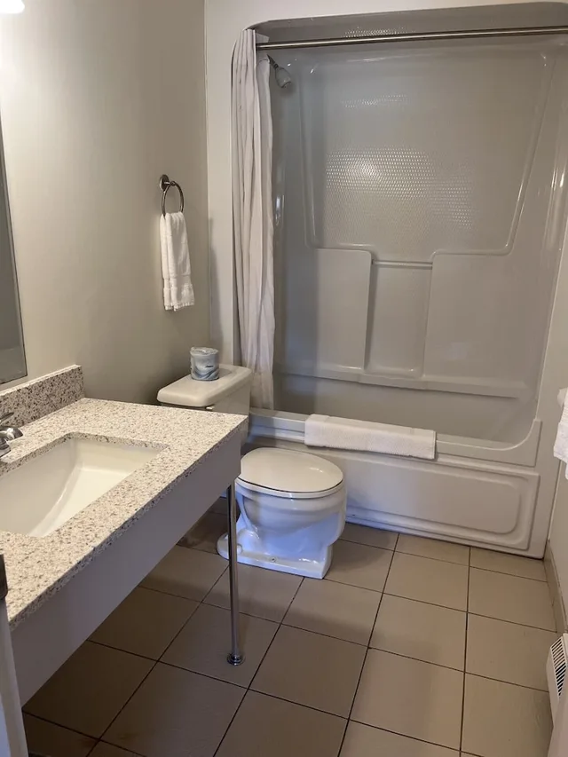 غرفة بريميوم بسرير كينج، Travelodge by Wyndham Amherst 7/9