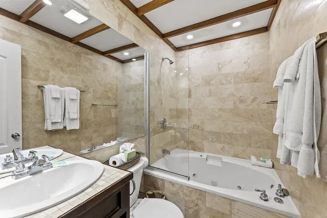 2 Bedrooms, Lagoon, Premier, 1 King and 2 Queen Beds, Bay View، Umaya Resort Adventures 5/8