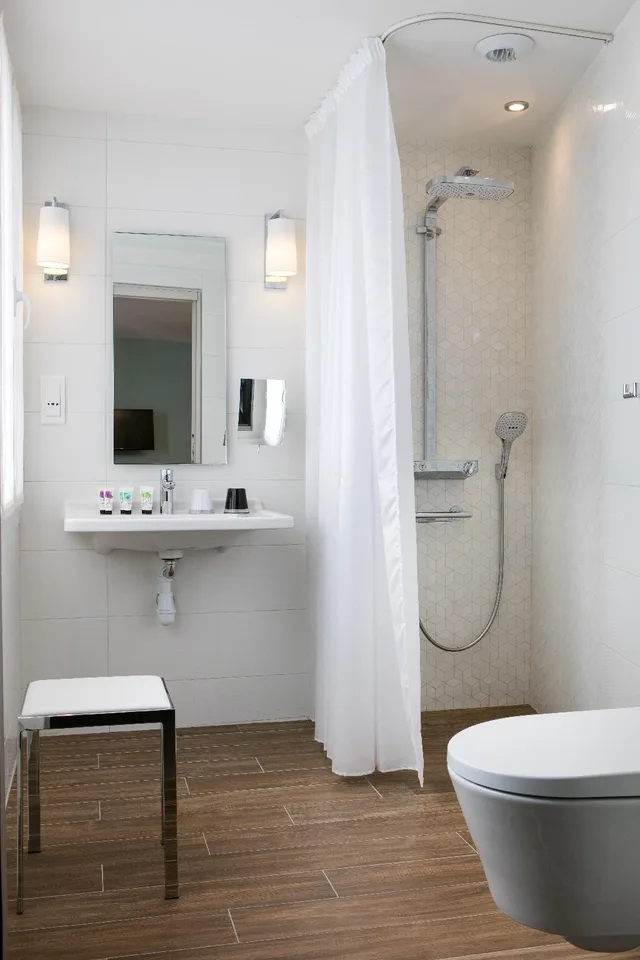 غرفة بسرير مزدوج وسريرين منفصلين، Hotel Des Nations Saint Germains 1/1