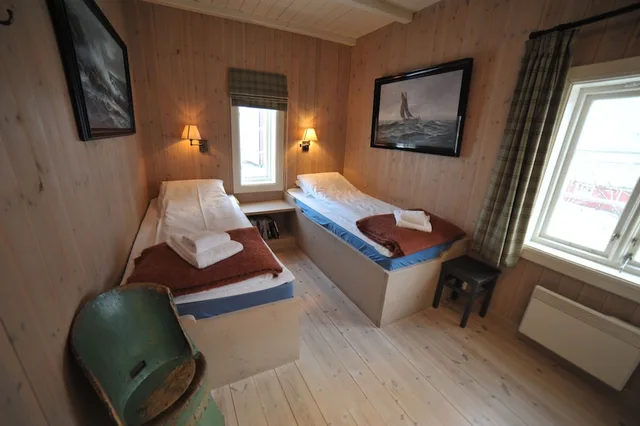كابينة سوبيريور بسريرين منفصلين وسرير بطابقين بإطلالة على البحر بغرفتي نوم، Reine Rorbuer - by Classic Norway Hotels 1/2