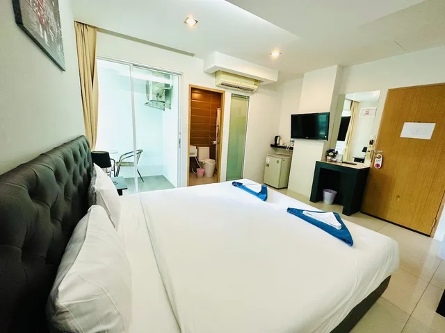 غرفة ديلوكس بسرير كينج بشرفة، Hallo Patong Hotel 3/8