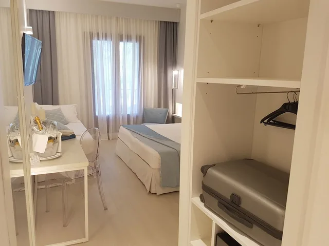 غرفة سوبيريور ثلاثية بسرير كوين وسرير فردي بإطلالة على الحديقة بشرفة، HOTEL GABBIANO BEACH 6/6