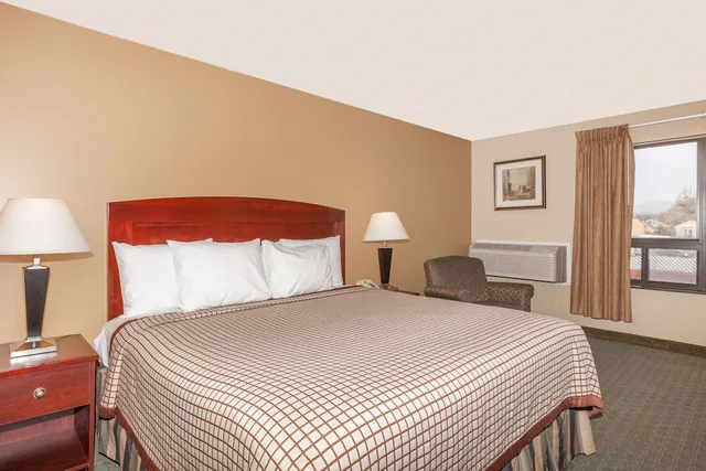 غرفة قياسية بسرير كينج، Days Inn By Wyndham Utica 5/10