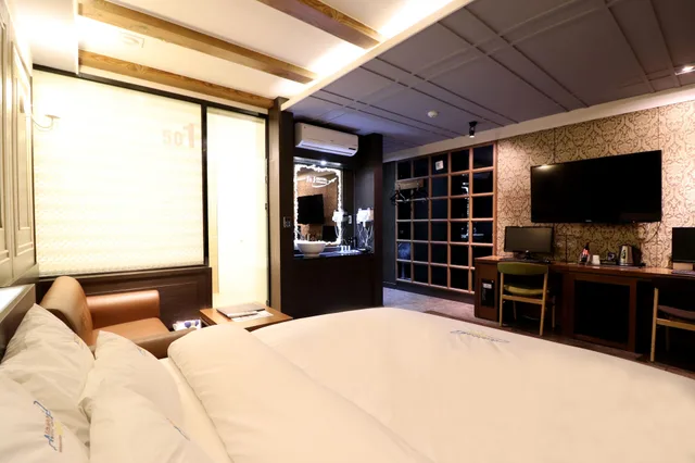 Standard, King Bed, Airport Hotel 1/3