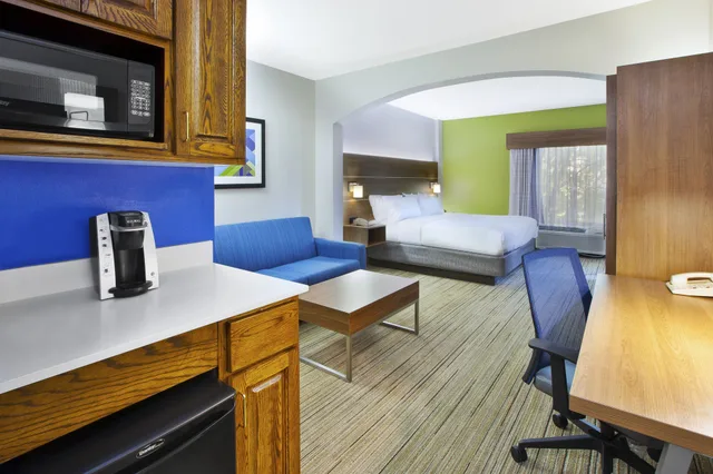 غرفة قياسية بسرير كوين بحوض جاكوزي لذوي الإعاقة، Holiday Inn Express Hotel And Suites Cincinnati Northeast Milford 3/7