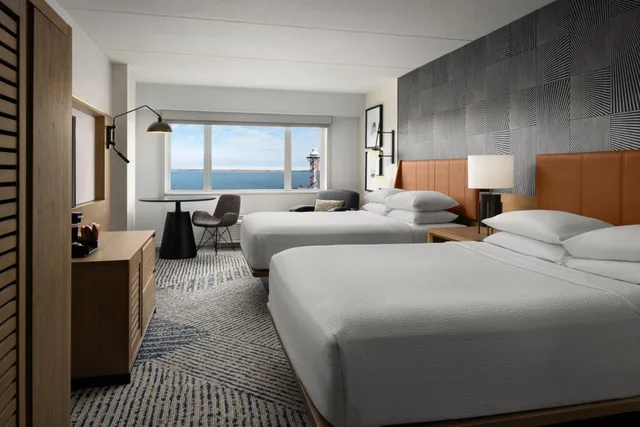 Guest Room, Deluxe, 2 Queen Beds, Bay View، Sheraton Erie Bayfront Hotel 1/8