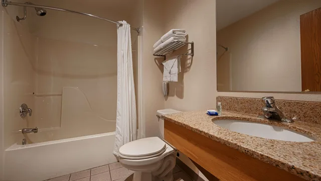 جناح عائلي بسرير كوين وسرير فردي وسرير بطابقين، Best Western Lakewinds 10/14
