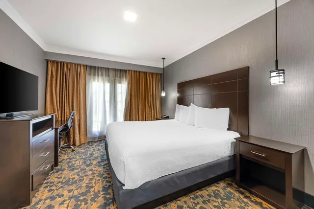 جناح بسرير كينج مع أريكة، Best Western Brentwood 1/2