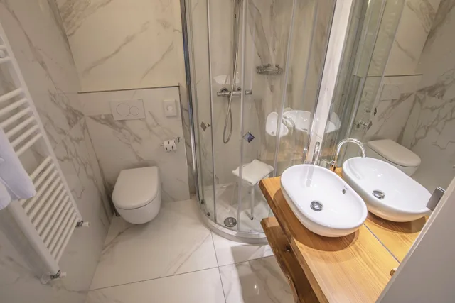 غرفة قياسية بسرير مزدوج وسرير فردي، WELLNESS & FAMILY HOTEL VERONZA 3/3