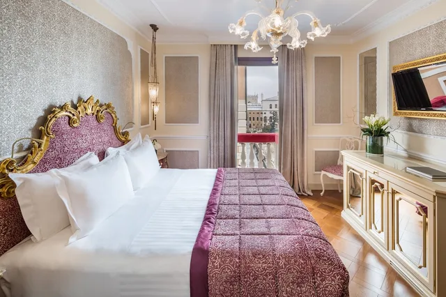 غرفة بسرير مزدوج بإطلالة على القناة، Baglioni Hotel Luna 1/3