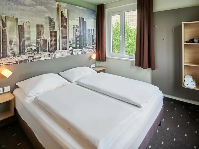 غرفة بسرير كوين، B&B Hotel Frankfurt-West 2/7