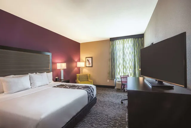 Room, King Bed, La Quinta Inn & Suites by Wyndham Memphis Downtown 1/3