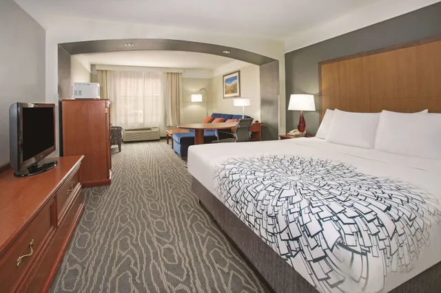 غرفة بسرير كينج لذوي الإعاقة، La Quinta Inn & Suites by Wyndham Gallup 4/10