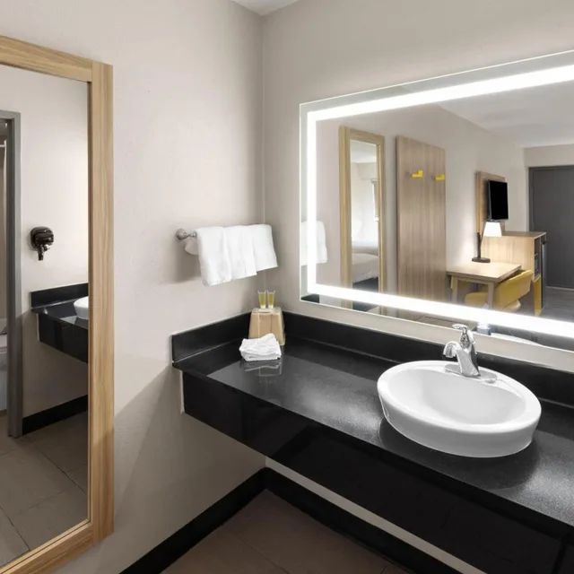 جناح بسرير كينج وسريرين مزدوجين بغرفتي نوم، Days Inn by Wyndham Kansas City Northeast 8/9