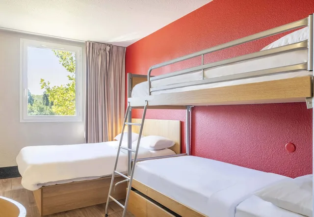 غرفة رباعية بسرير مزدوج وسريرين منفصلين، B&B Hotel Toulon Ollioules 2/9