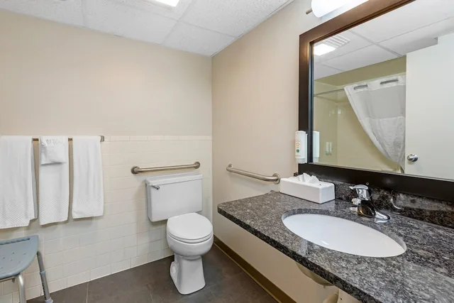 غرفة بسرير كينج لذوي الإعاقة، Quality Inn and Conference Center I-80 Grand Island 7/8
