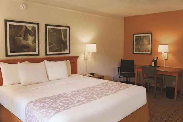 غرفة بسرير كينج بحوض استحمام لذوي الإعاقة، Baymont by Wyndham Houston La Porte 1/2