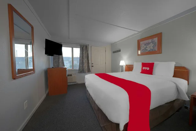 Queen Bed, OYO Hotel Portland OR near Airport 2/8