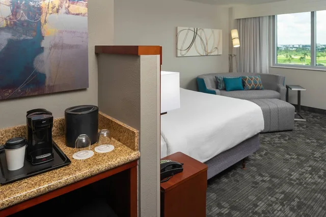 غرفة بسرير كينج لذوي الإعاقة، Courtyard Miami Airport 6/9