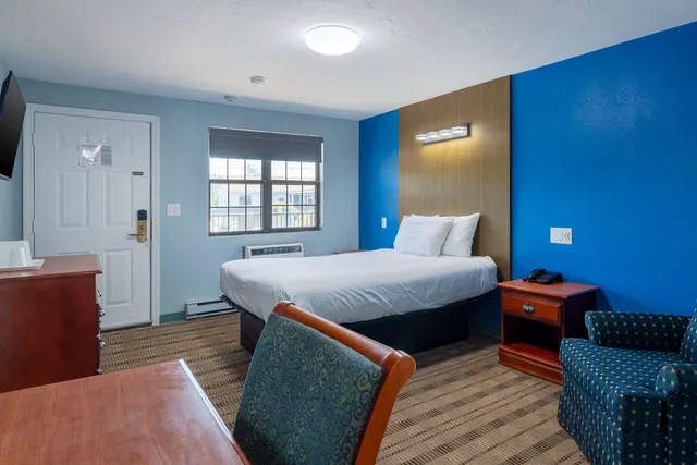 جناح بسرير كوين بغرفتي نوم للمدخنين، Knights Inn North Attleboro 2/4