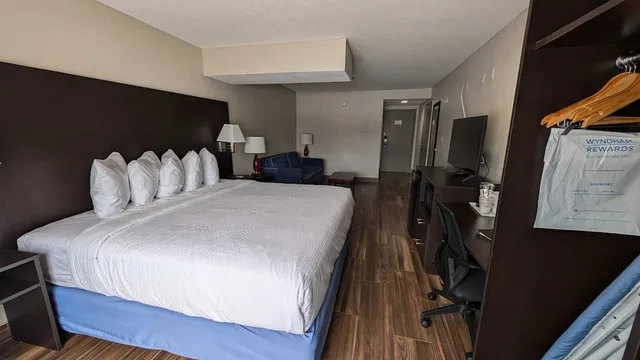 جناح استوديو بسرير كينج، Days Inn And Suites By Wyndham Tampa Raymond James Stadium 9/10