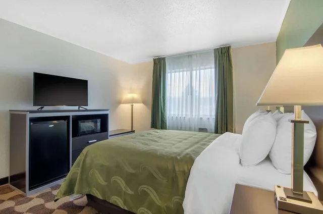 غرفة قياسية بسرير كوين، Quality Inn Russell, KS 6/10