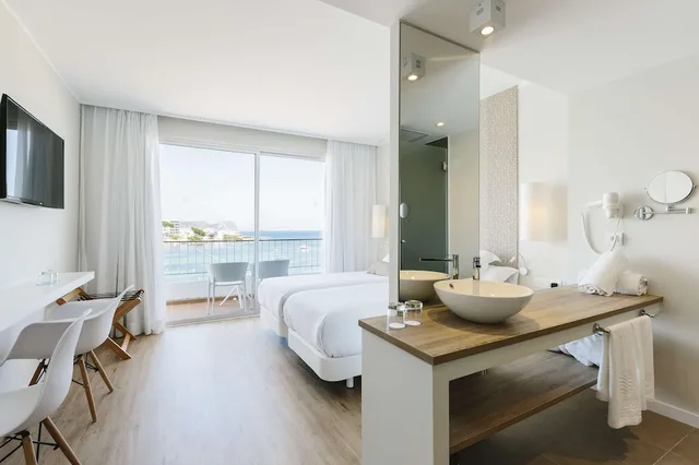 غرفة سوبيريور بسرير مزدوج وسريرين منفصلين بإطلالة على البحر بشرفة، AluaSoul Ibiza - Adults Only 5/6