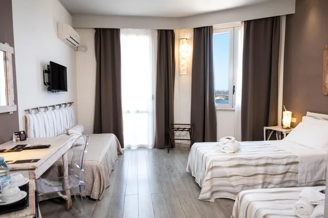 غرفة ديلوكس بسرير مزدوج أو سريرين منفصلين بإطلالة على البحر بشرفة، Hotel Tirreno Formerly Sea Club Tirreno 4/10