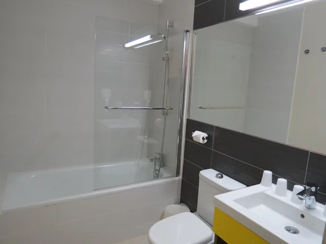 شقة بسرير كينج بشرفة مع أريكة بحوض استحمام، Best Western Hotelio Montpellier Sud 8/9