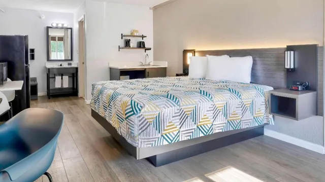 1 Queen Bed - Mobil Access Tub Nsmk Kitchen، Studio6 Effingham, IL 2/10