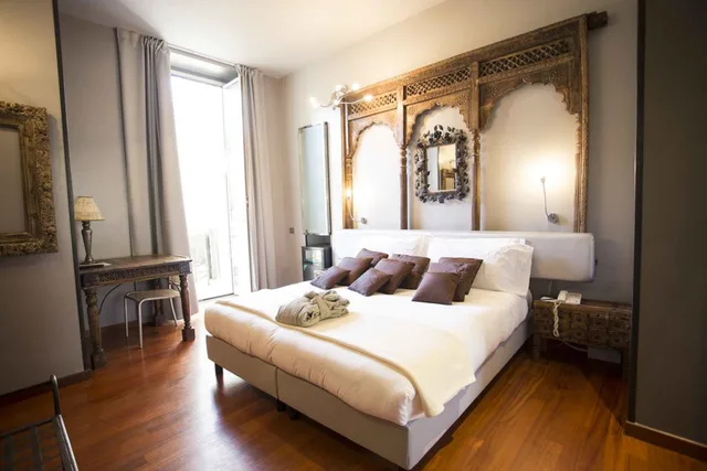 جناح جونيور، Art Hotel Boston 1/2