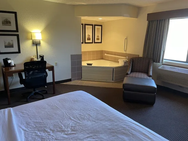 Studio, Suite, King Bed, Americinn By Wyndham Minocqua 3/4