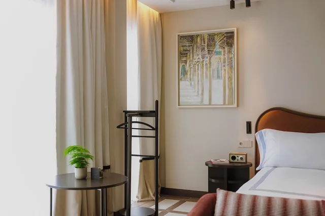 Room, King Bed, Street View، Thompson Seville, by Hyatt 3/5