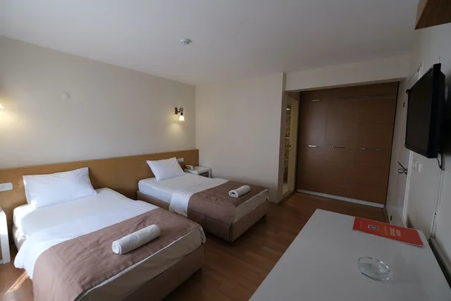 غرفة قياسية ثلاثية بثلاثة أسرّة، Üstün Otel Alsancak 2/10