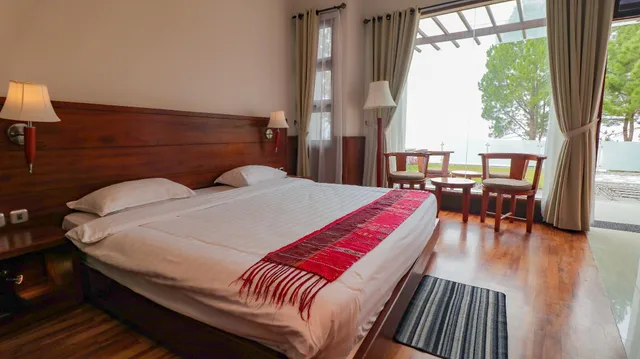 غرفة ديلوكس بسرير كينج وسريرين منفصلين بإطلالة على البحيرة، Taman Simalem Resort 1/1