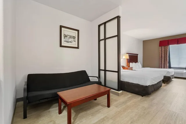 Suite, 3 Queen Beds, 2 Queen Beds, Sofa, Comfort Suites At Lake Worth 4/6